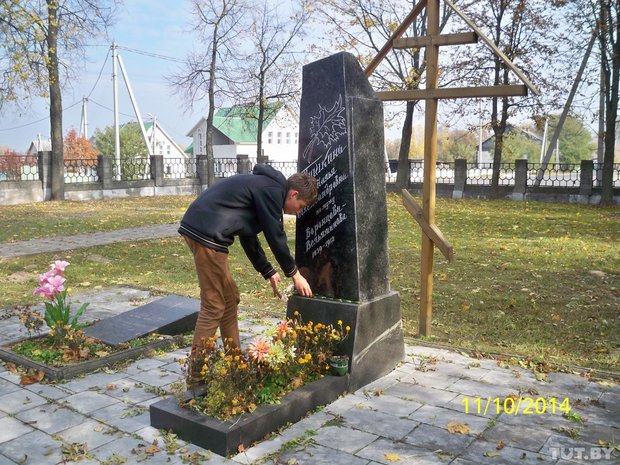 Никита у могилы Натальи Воронцовой-Вельяминовой. Фото предоставлено Татьяной Буркун