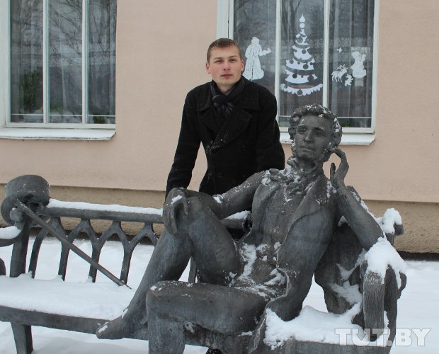 Никита у памятника Пушкину в Новополоцке. Уверяет, тут они совсем не похожи. Фото: TUT.BY. 