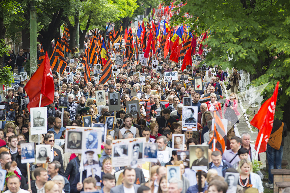 Акция «Бессмертный полк» 9 мая 2016 года в Кишиневе собрала десятки тысяч людей. Фото: © Sputnik/ Мирослав Ротарь 