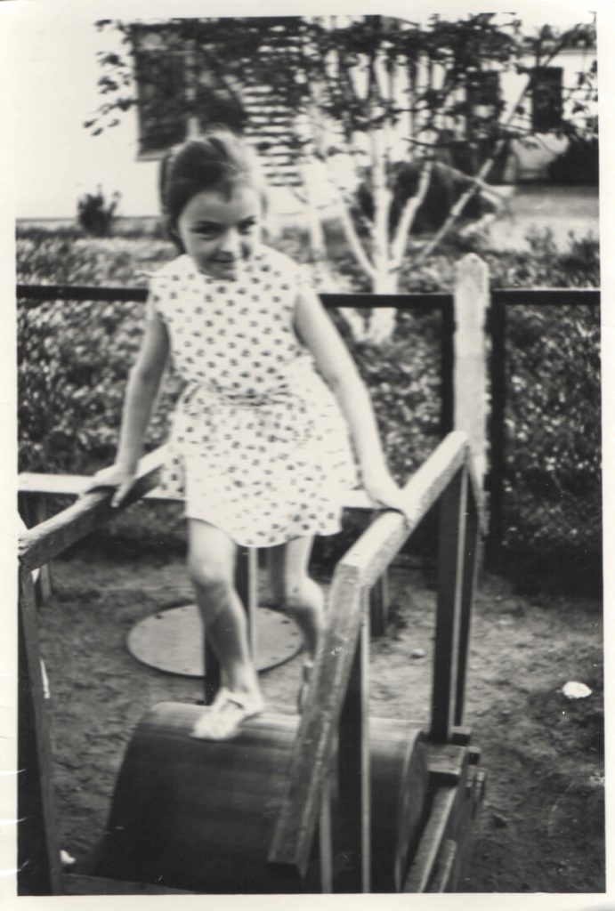Моя сестра Оля на популярном тогда дворовом «аттракционе». Назывался он «барабан».