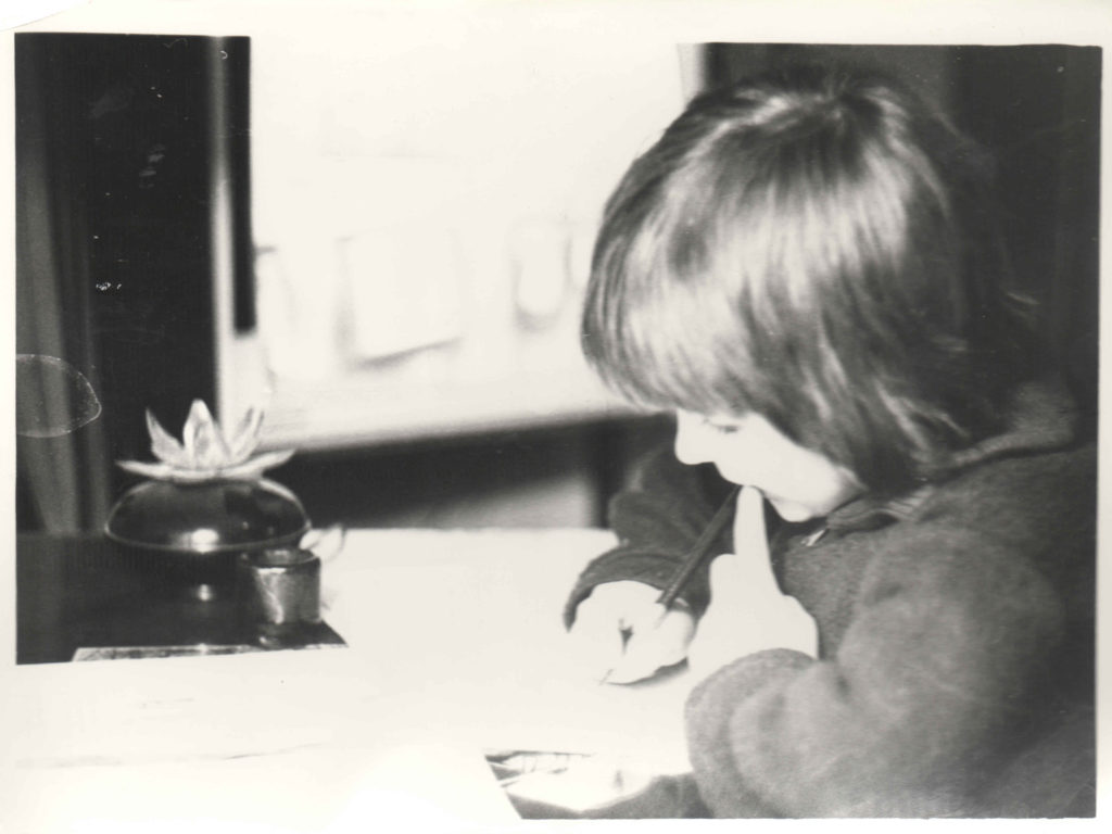 Старшая сестра Оля делает домашнее задание. На столе – чернильница! А я уже писала шариковой ручкой.