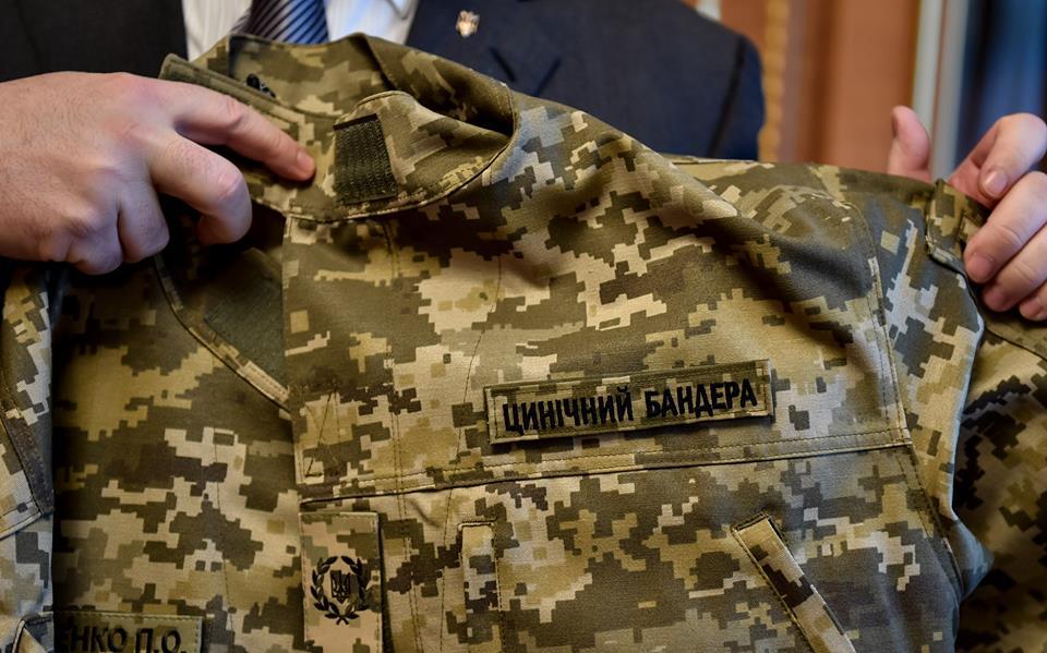 В 2015-м Порошенко выложил на своей странице в Facebook фотографию в военной форме...