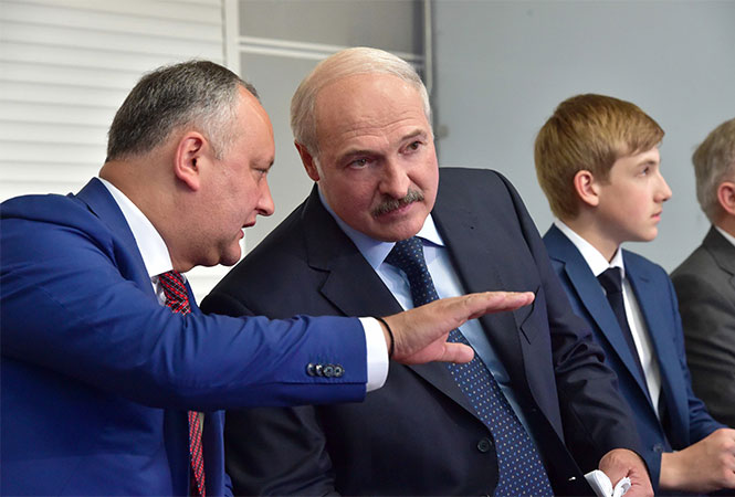 Александр Лукашенко с сыном Николаем и президентом Молдовы Игорем Додоном. Фото: пресс-служба президента Беларуси