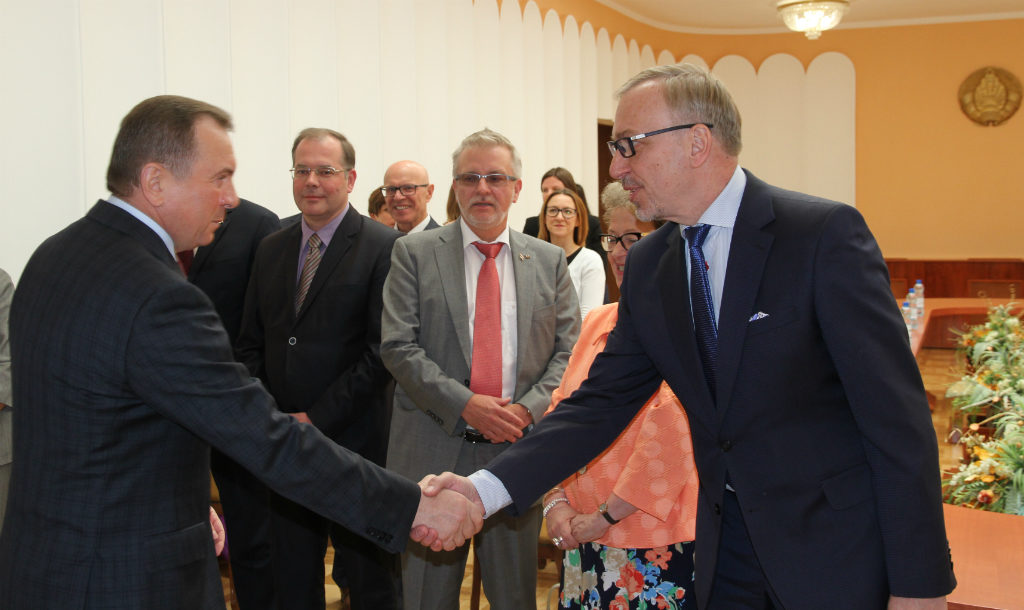На фото МИД Беларуси: Министр иностранных дел Владимир Макей приветствует делегацию Европейского парламента