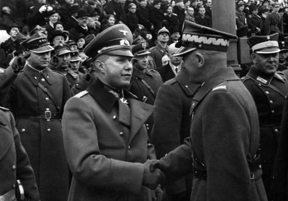 Рукопожатие польского маршала Эдварда Рыдз-Смиглы и немецкого атташе полковника Богислава фон Штудница на параде Дня независимости в Варшаве 11 ноября 1938 года