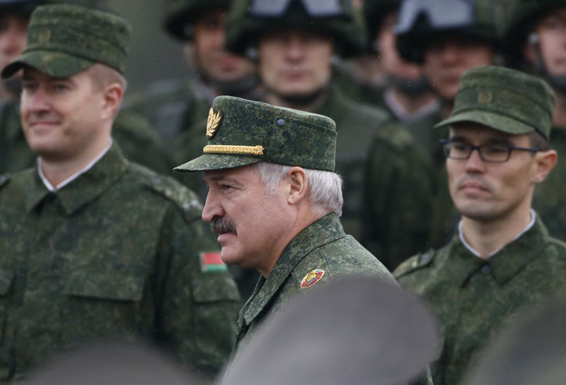 Александр Лукашенко на военных учениях "Запад-2017" у города Борисова, Белоруссия