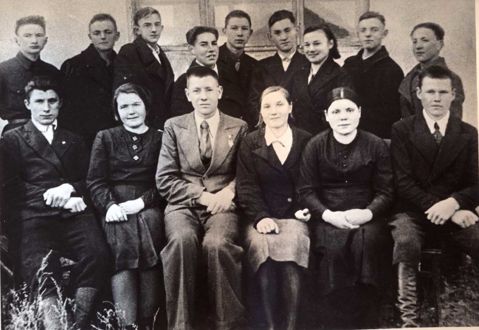 Машеров — классный руководитель со своими учениками, 1940-1941 гг.
