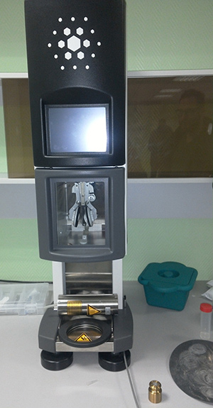 Криомикроскоп для заморозки молекул — один из самых дорогих приборов в Курчатовском институте. За технологию, используемую в нем, в прошлом году присудили Нобелевскую премию по химии.