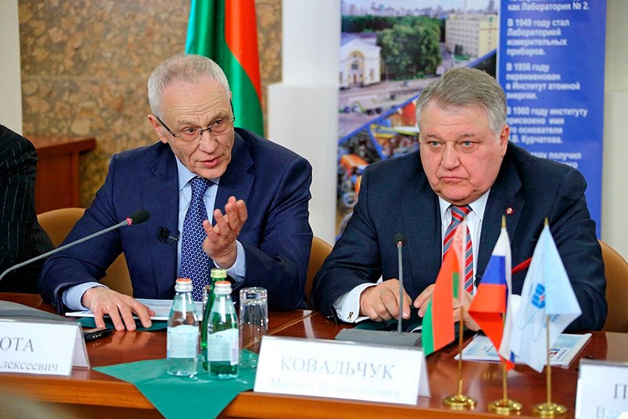 Григорий РАПОТА и Михаил КОВАЛЬЧУК во время круглого стола с журналистами союзных СМИ.