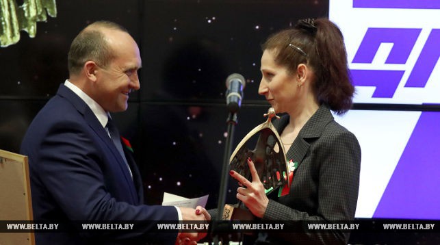 Владимир Жевняк вручает награду Наталье Филипповской