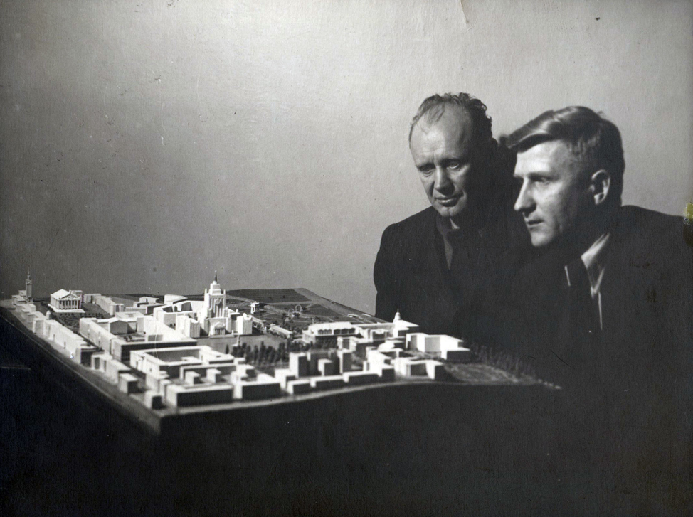 Г.В.Заборский и В.А.Король во время работы над одним из вариантов застройки центра Минска. Конец 40-х годов