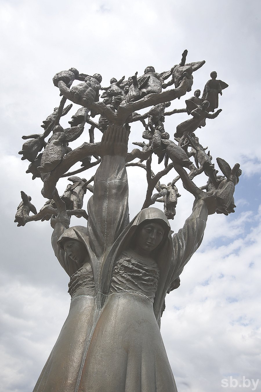 Памятник «Древо скорби» на мемориальном кладбище.