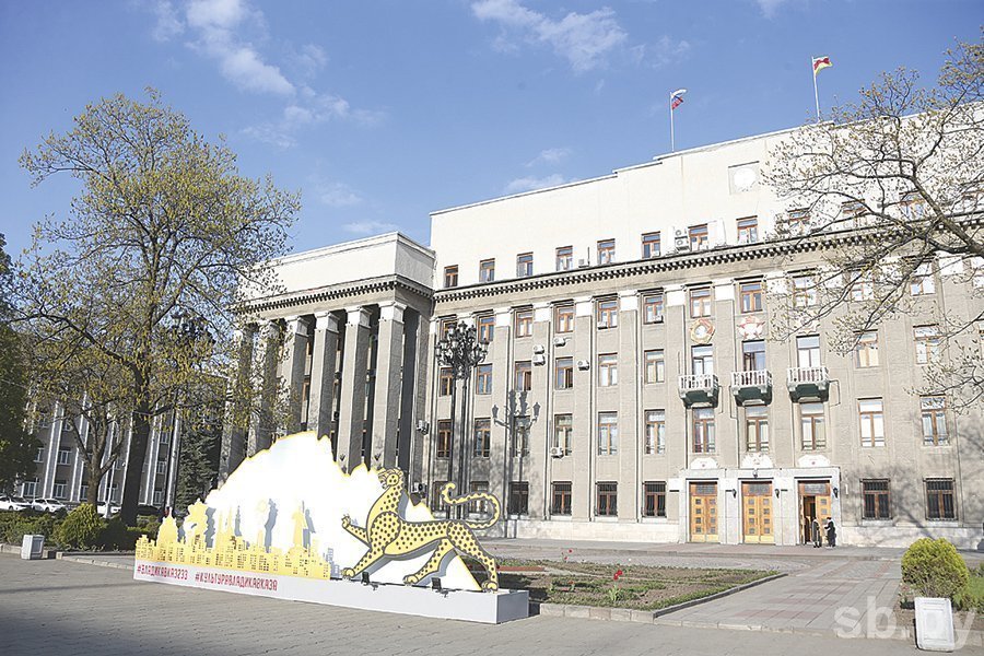 Дом правительства Республики Северная Осетия–Алания. Горный леопард — символ этих мест. 