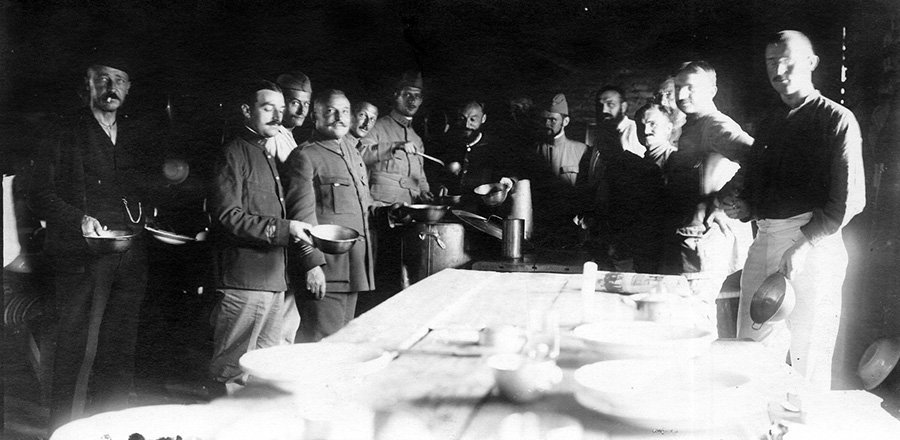 Уникальная фотография — пленные французские офицеры за обедом. Капитан де Голль (с половником в руках) разливает суп. Щучин, лето 1916 г.