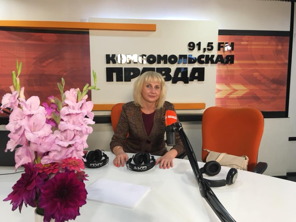 Елена Ходыко «примеряет» кресло ведущей в радиостудии «КП»