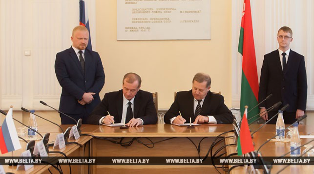 Сергей Левченко и Анатолий Лис во время подписания соглашения