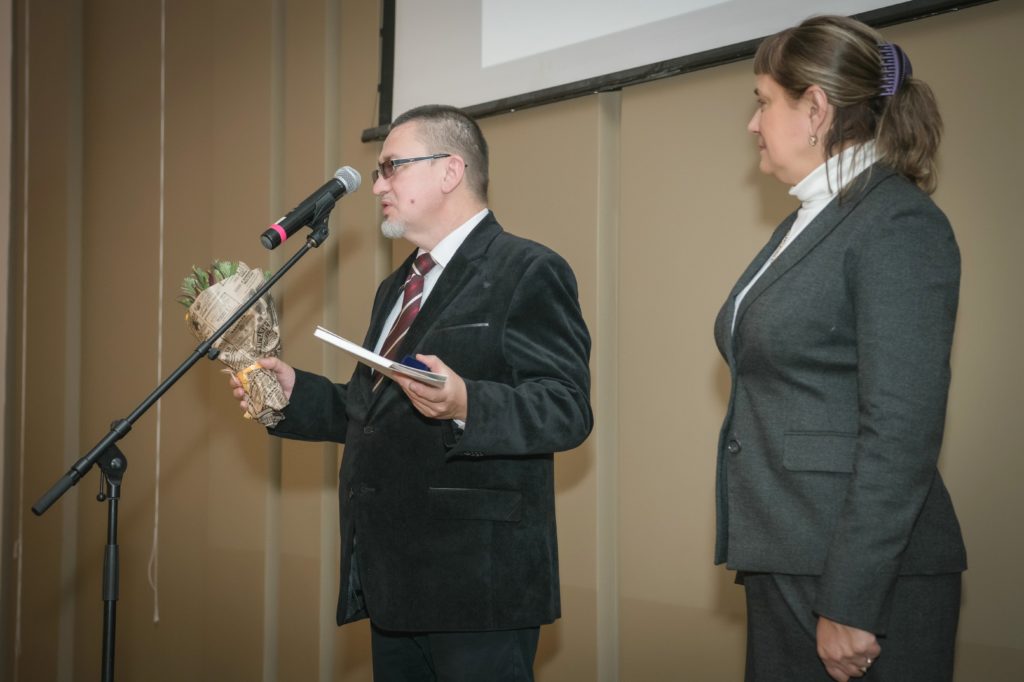 Роман благодарит коллег и главного редактора журнала "Союзное государство" Елену Овчаренко, которая вручала ему диплом.