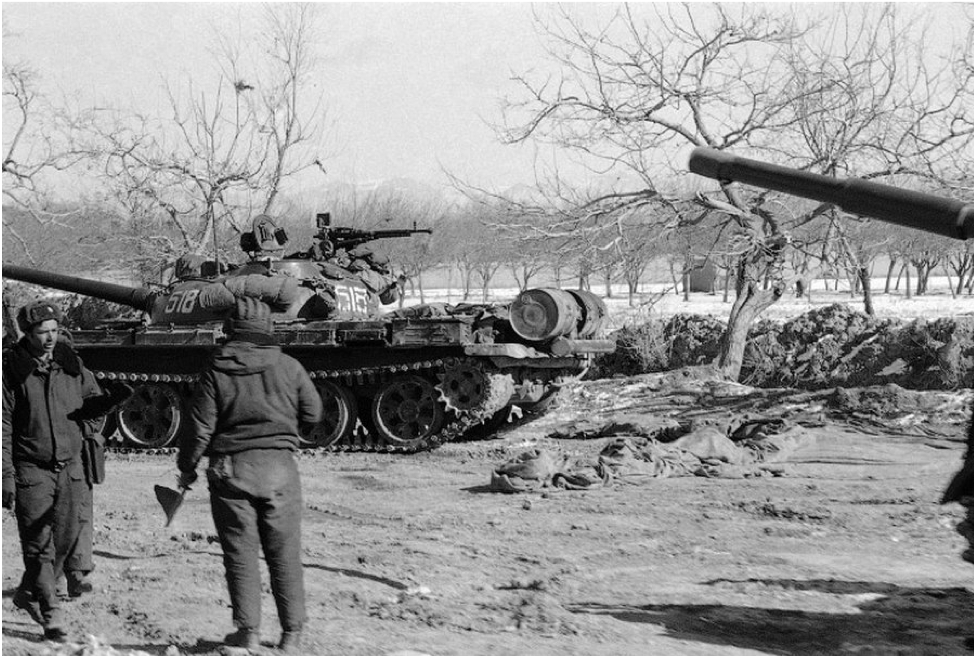 Советские танки около Кабула. (Фото AP Photo)