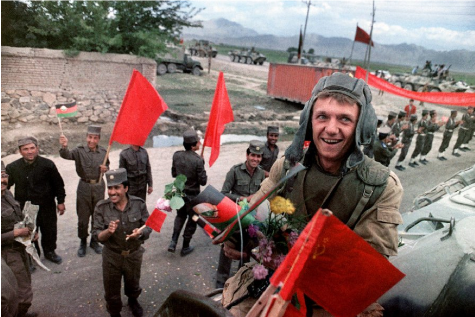 Начало вывода советских войск из Афганистана, май 1988 года. (Фото Douglas E. Curran | AFP | Getty Images)