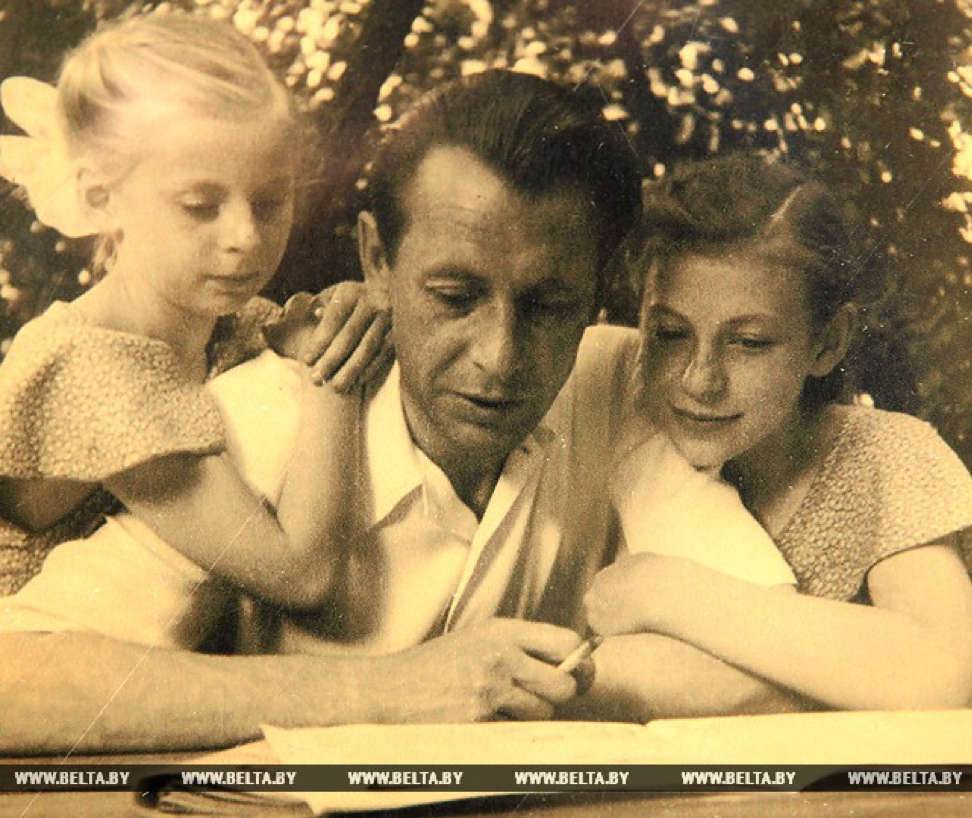 Петр Машеров с дочками Аленой и Натальей