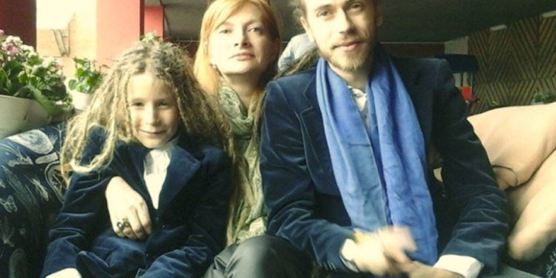 На фото Кирилл Долмацкий (Децл) с мамой Ириной и сыном Тони