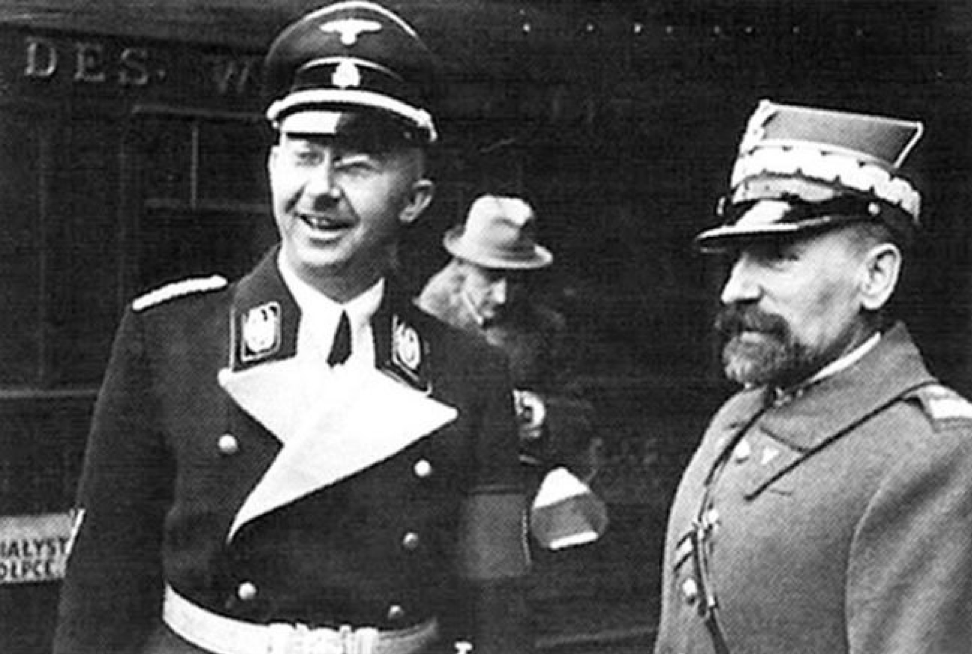Рехсфюрер ССР Генрих Гиммлер во время визита в Польшу в 1938 году. Рядом с ним начальник польской государственной полиции генерал Кордиан Заморский