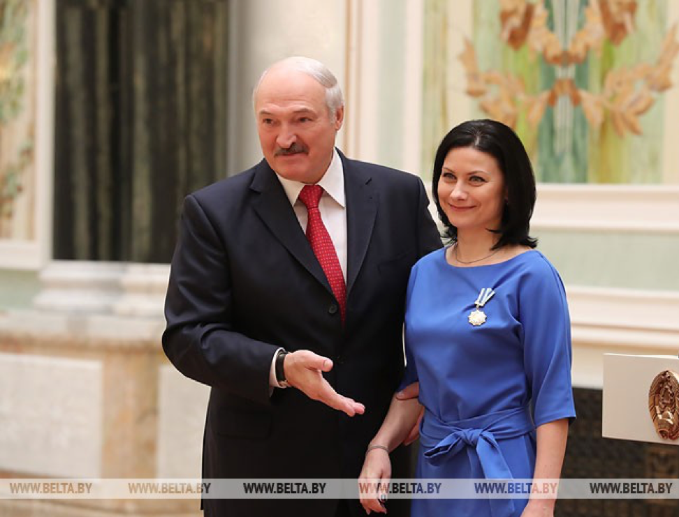 Александр Лукашенко вручил орден Матери Светлане Ачинович