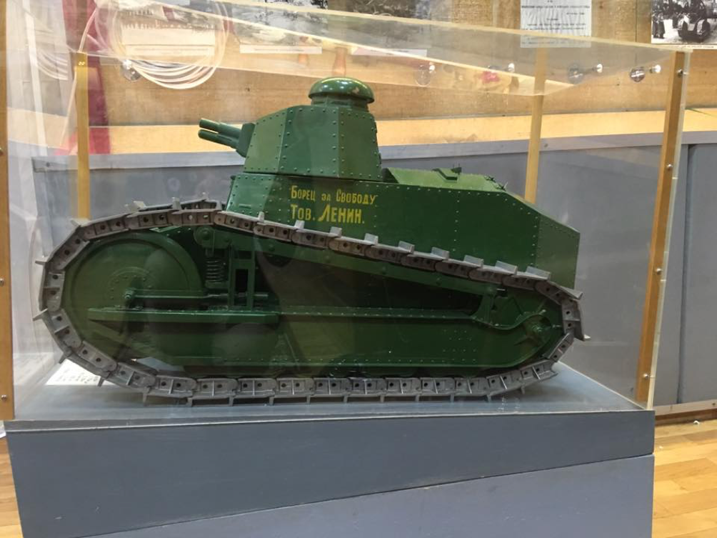В 1920 г.  построен первый российский танк «Борец за свободу тов. Ленин».