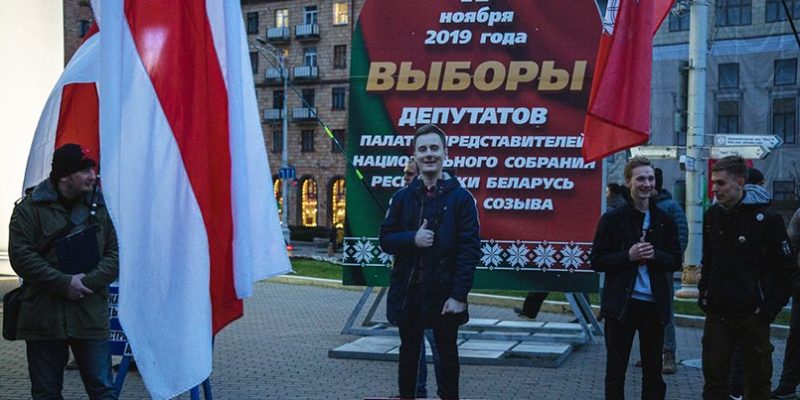 Картонный манекен Степана Путило на акции 8 ноября в Минске / Фото: naviny.by
