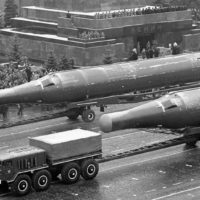 Тягачи МАЗ-535А буксируют тяжелые межконтинентальные ракеты Р-36.