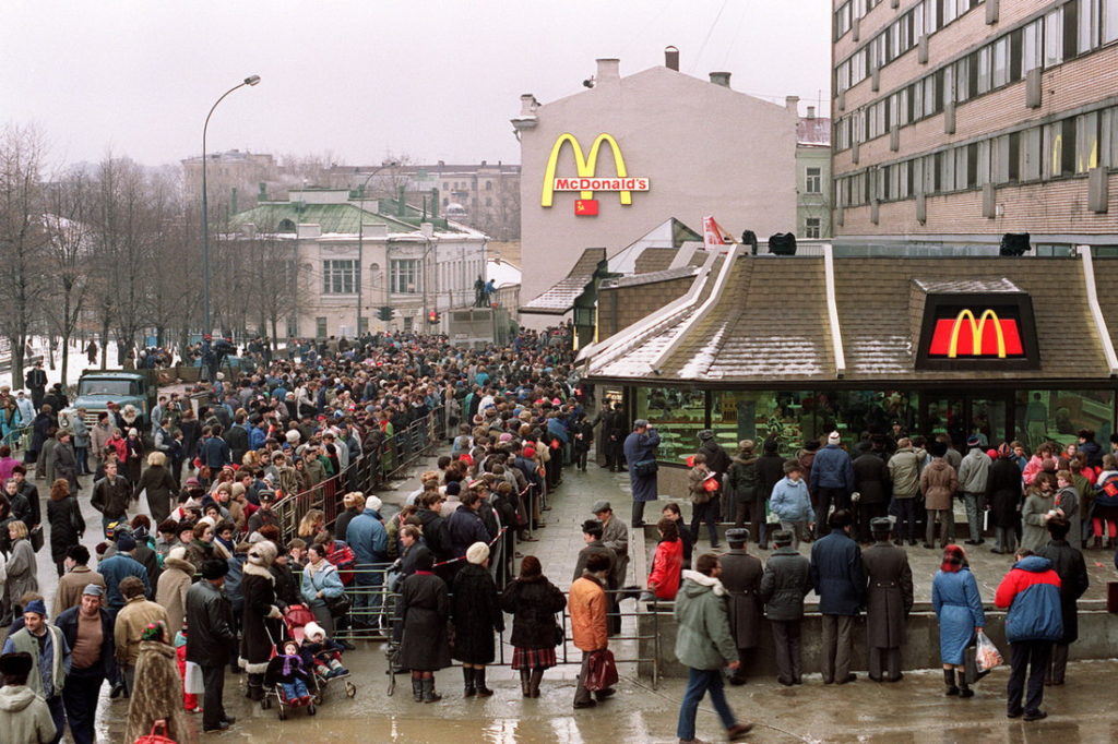 Из открытых источников. Очередь к первому McDonald’s в СССР.