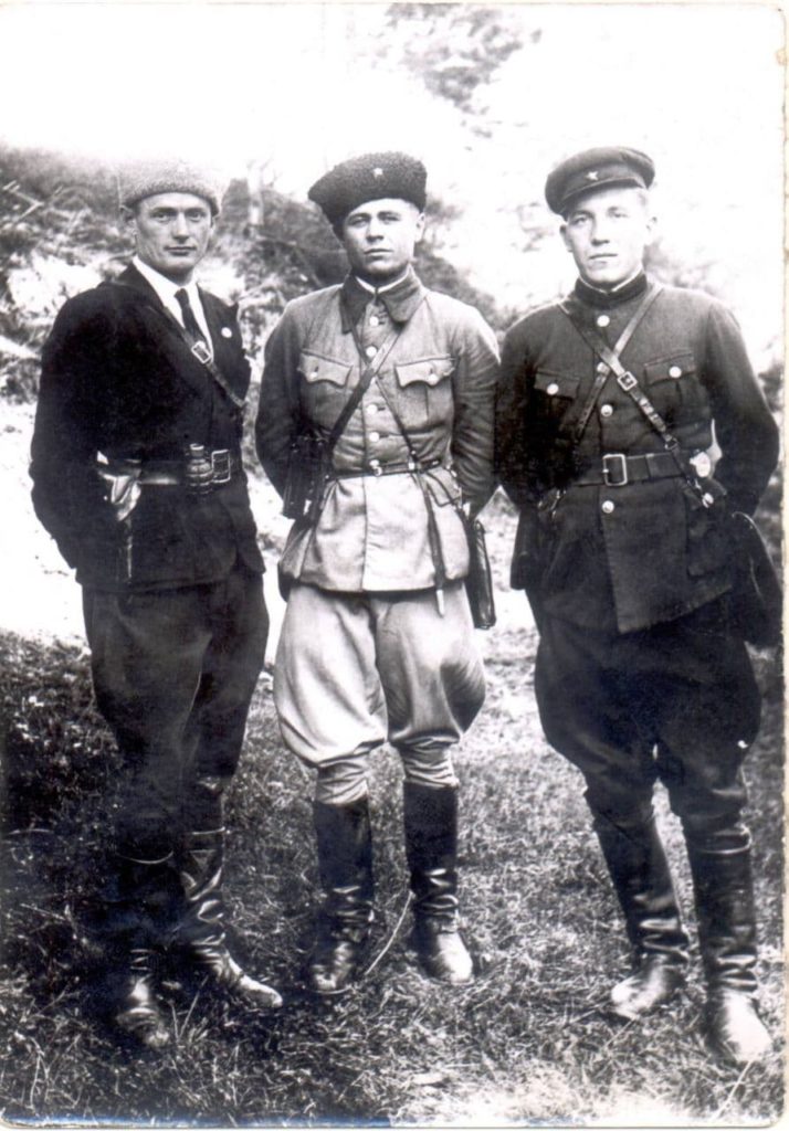 Слева - комиссар В. Гречаниченко, в центре - Д. Денисенко, справа - Н. Клименко.