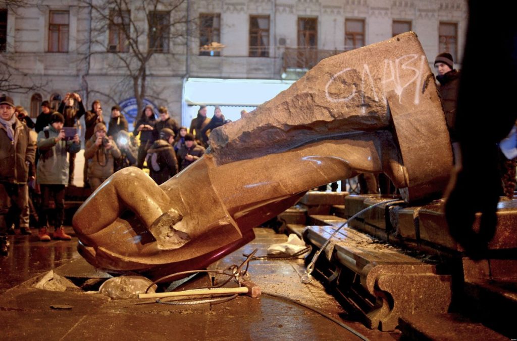 Снос памятника Ленину активистами Евромайдана, 8 декабря 2013 г.