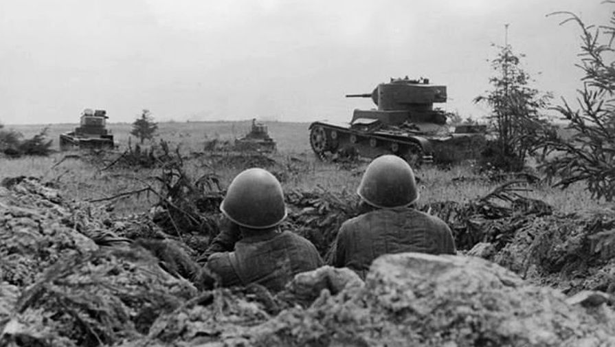 Советские солдаты ведут бой с противником, 1941 год