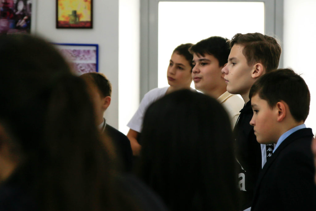 Школьники с интересом слушают экскурсию перед просмотром фильма о Млечном Пути на сферическом экране