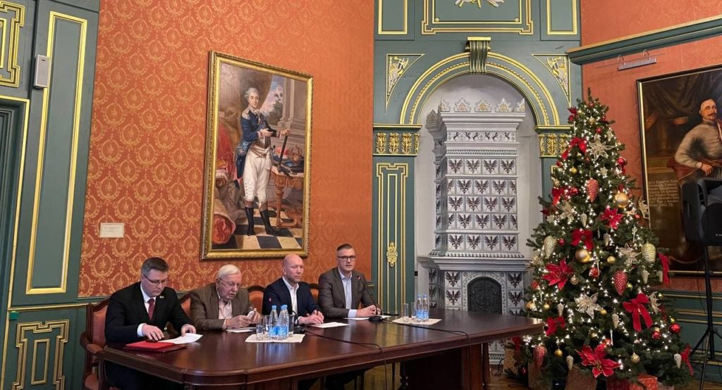 В Президиуме Форума (слева направо): Андрей Кривошеев, Виталий Третьяков, Анатолий Кузичев, Вадим Гигин