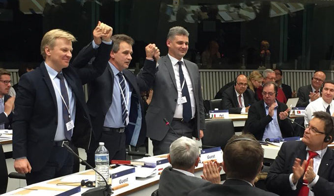 На фото: Лидеры правоцентристской коалиции объявляют о ее создании на заседании Европарламента в Брюсселе в ноябре 2015 года. Фото: naviny.by