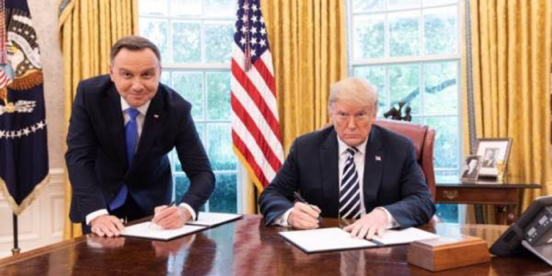 Слева — президент Польши.